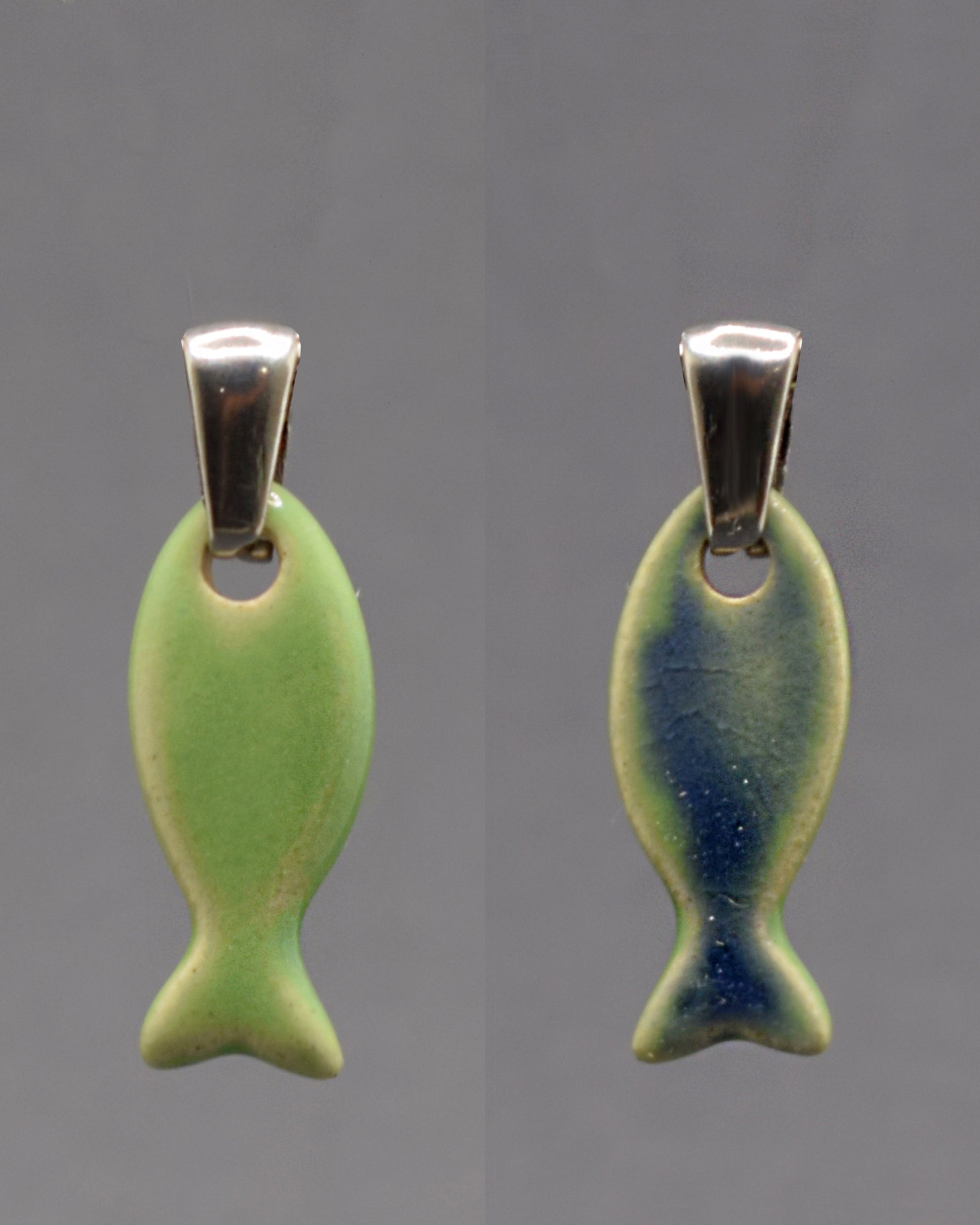 Pendente Peixe Dupla-Face com um lado verde claro e outro verde musgo. Natural e elegante, evoca equilíbrio, serenidade e conexão com a natureza.