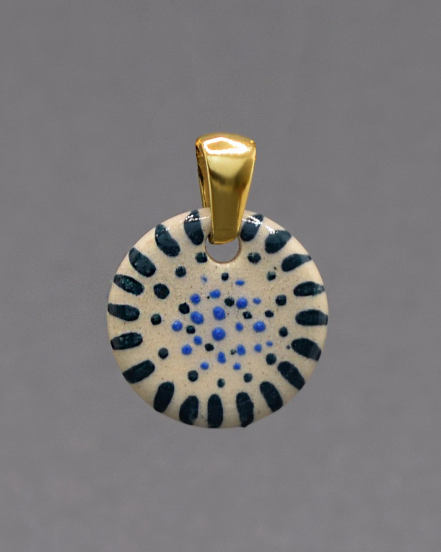 Pendente Pétalas de Luz, delicado e radiante, reflete brilho e harmonia, trazendo um toque de encanto e leveza ao seu visual.