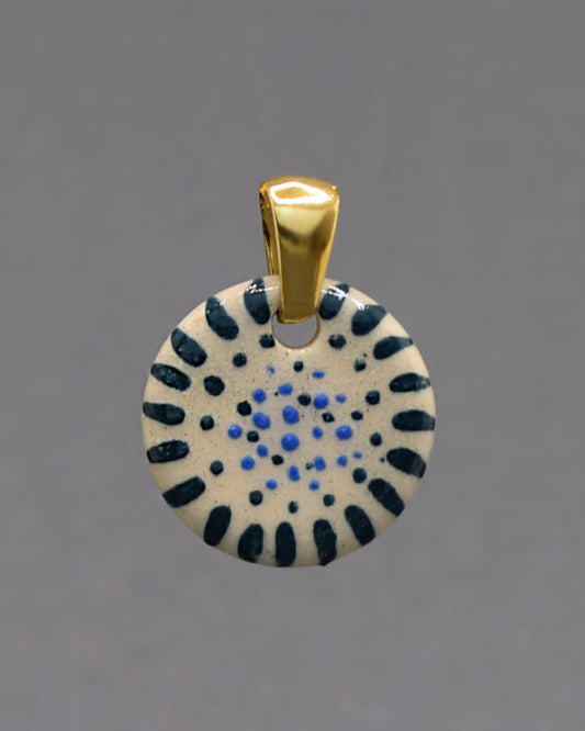 Pendente Pétalas de Luz, delicado e radiante, reflete brilho e harmonia, trazendo um toque de encanto e leveza ao seu visual.