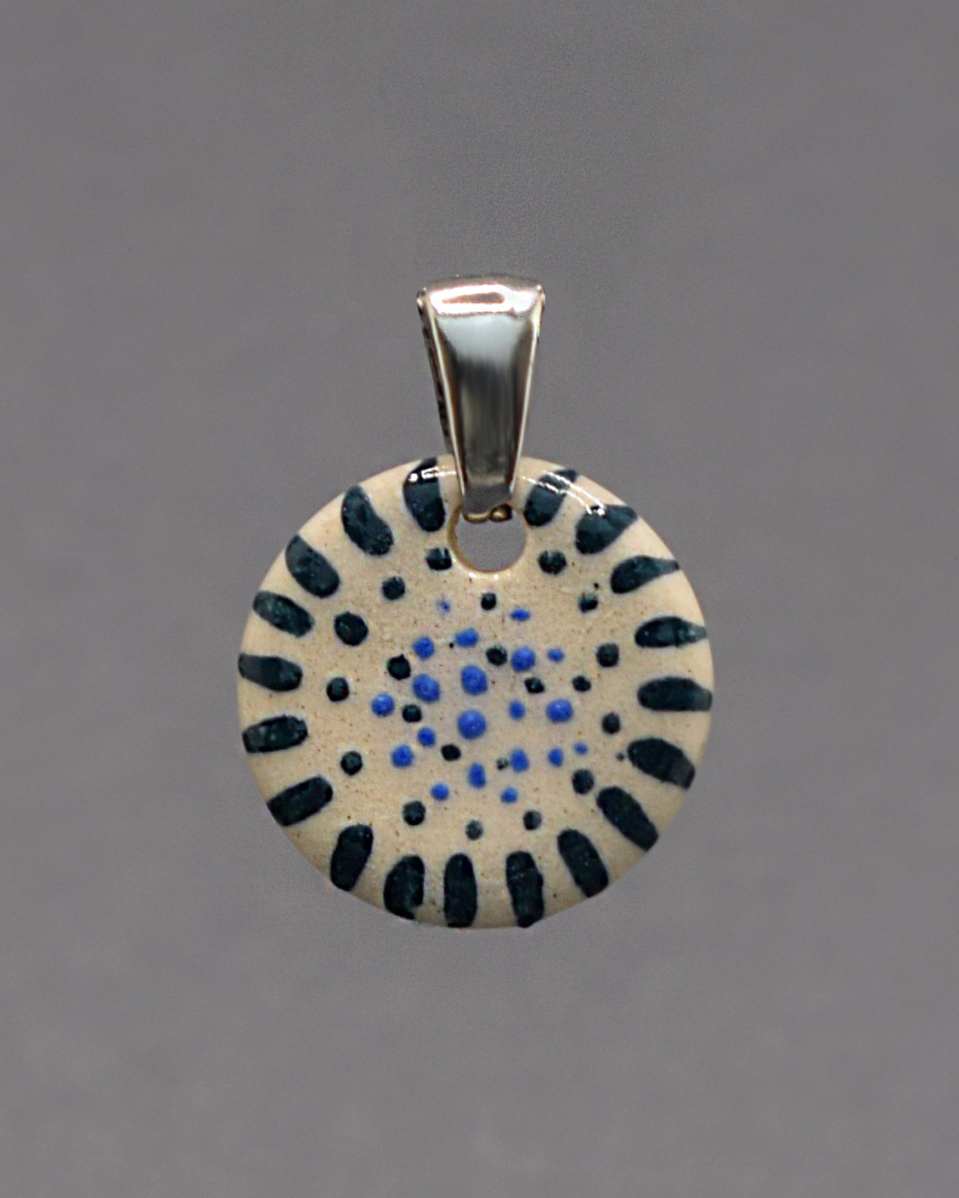 Pendente Pétalas de Luz, delicado e radiante, reflete brilho e harmonia, trazendo um toque de encanto e leveza ao seu visual.