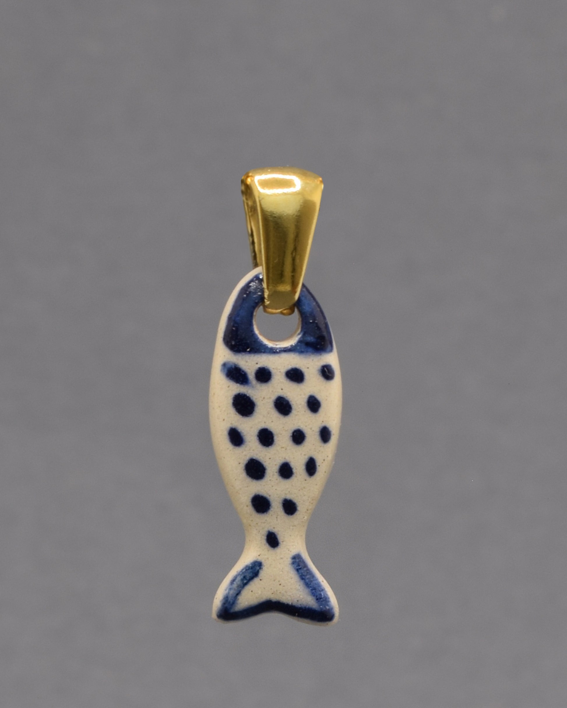 Pendente de cerâmica em forma de sardinha, pintado à mão com um design artístico. Uma peça artesanal única, cheia de cor e inspiração portuguesa.
