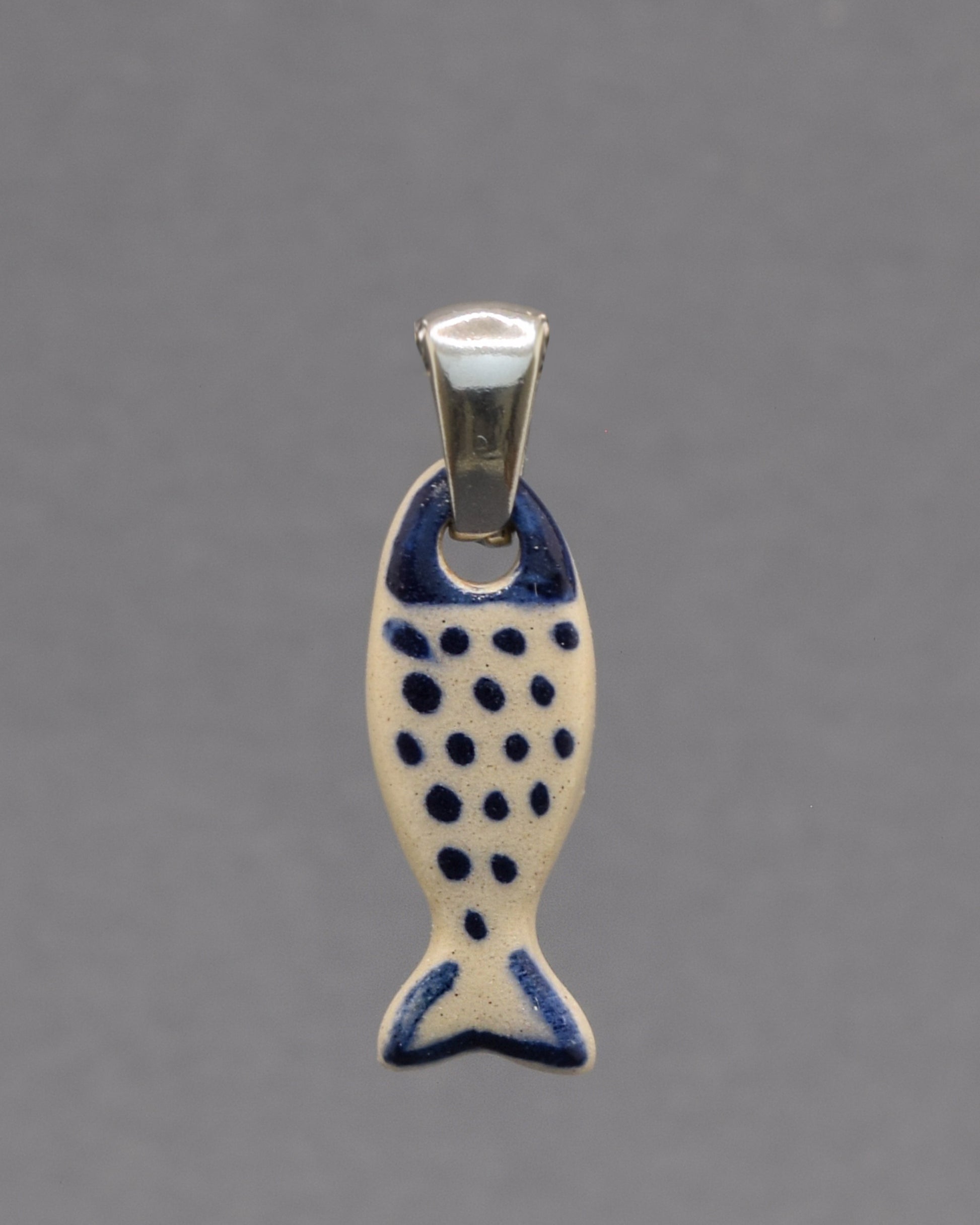 Pendente de cerâmica em forma de sardinha, pintado à mão com um design artístico. Uma peça artesanal única, cheia de cor e inspiração portuguesa.