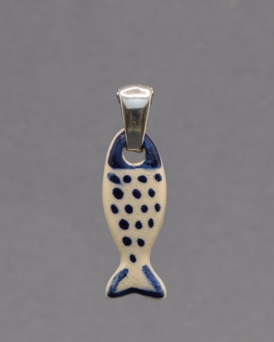Pendente de cerâmica em forma de sardinha, pintado à mão com um design artístico. Uma peça artesanal única, cheia de cor e inspiração portuguesa.