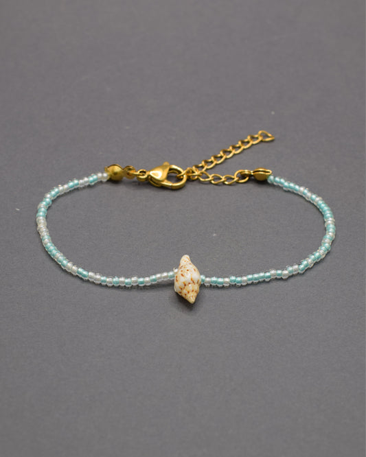 Pulseira Búzio de missangas em mix turquesa semitransparente, com brilho fresco e detalhes naturais que evocam mar e tranquilidade.