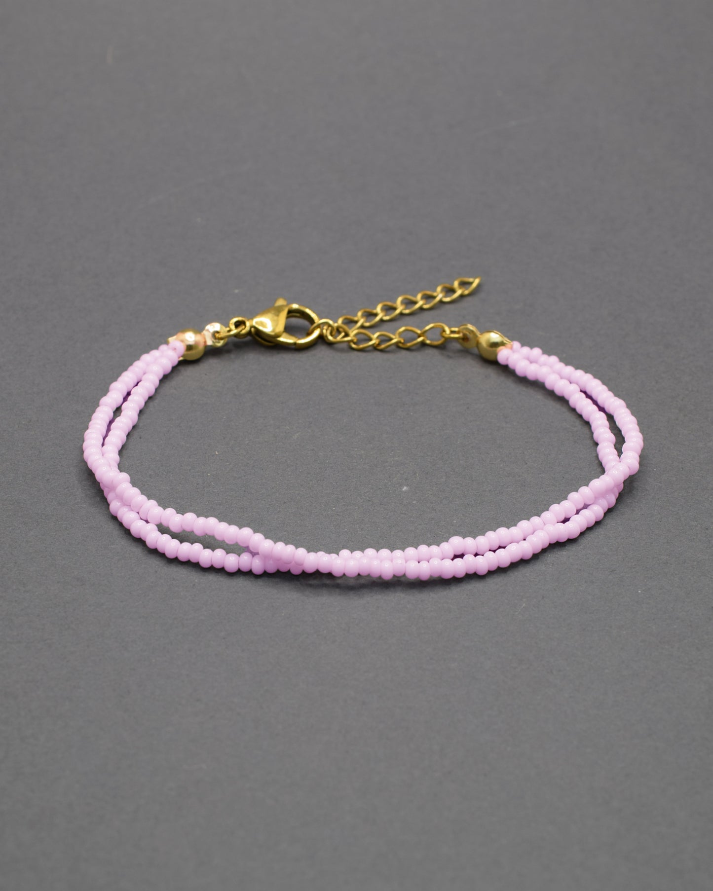 Pulseira dupla com missangas rosa claro. Design artesanal e delicado para um look sofisticado.