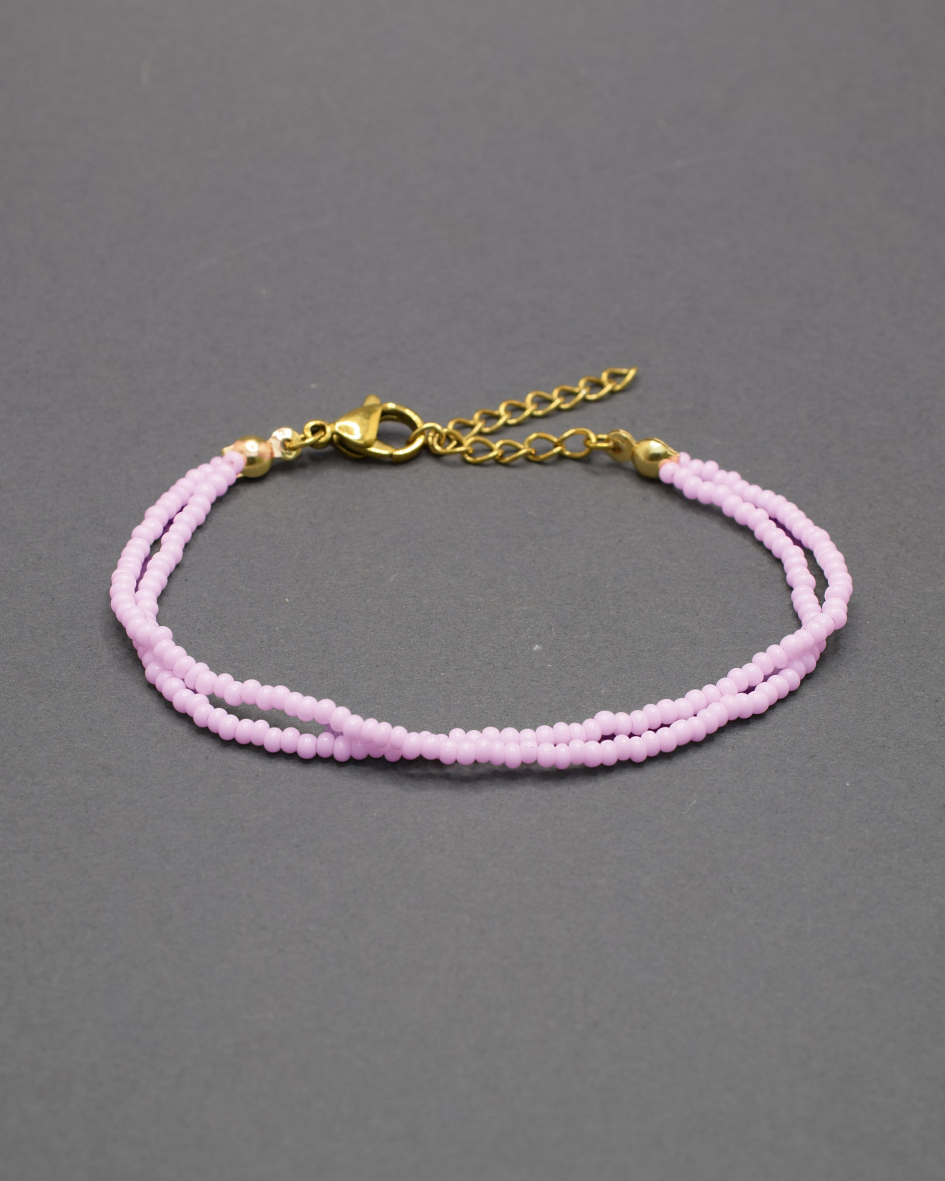 Pulseira dupla com missangas rosa claro. Design artesanal e delicado para um look sofisticado.