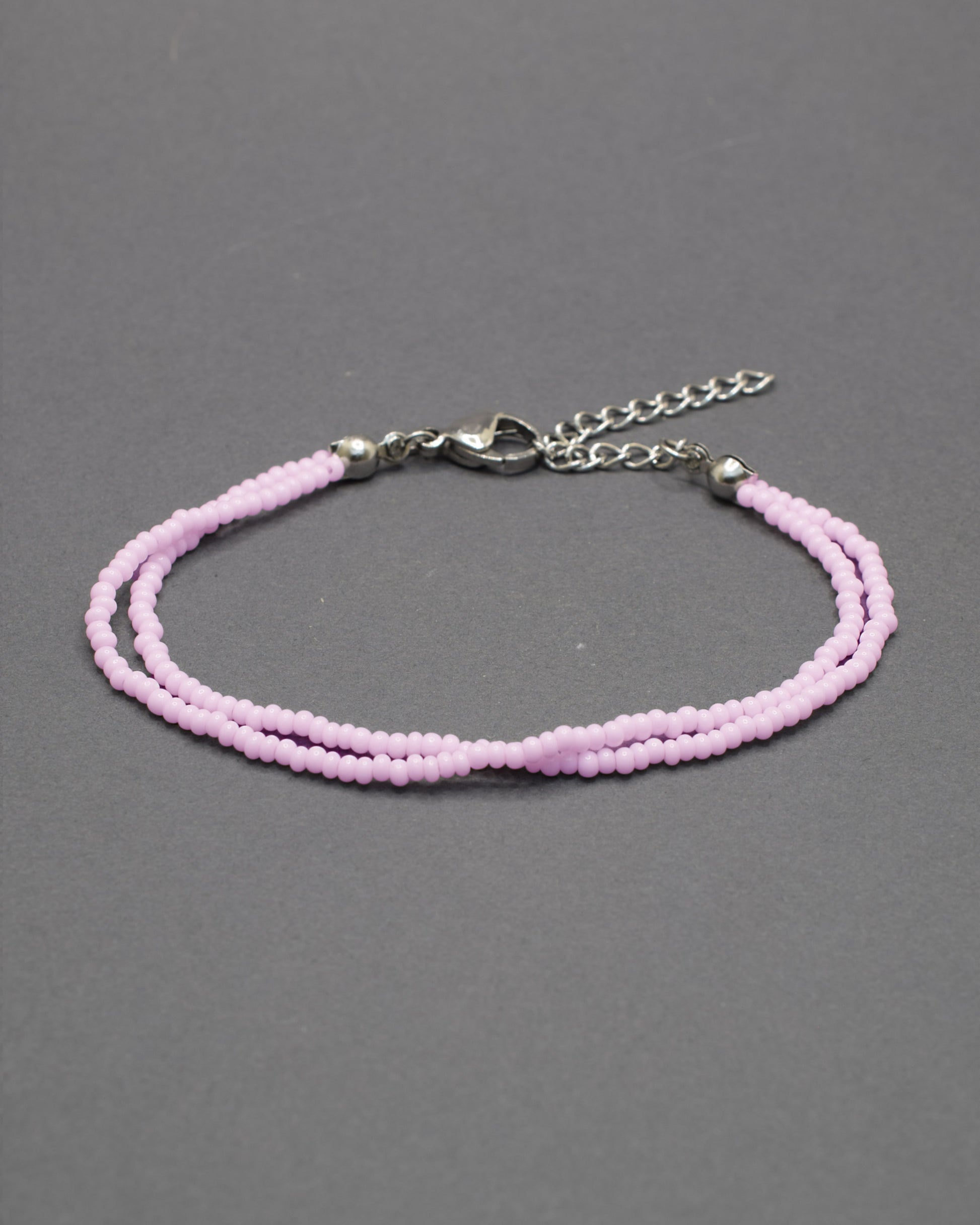 Pulseira dupla com missangas rosa claro. Design artesanal e delicado para um look sofisticado.