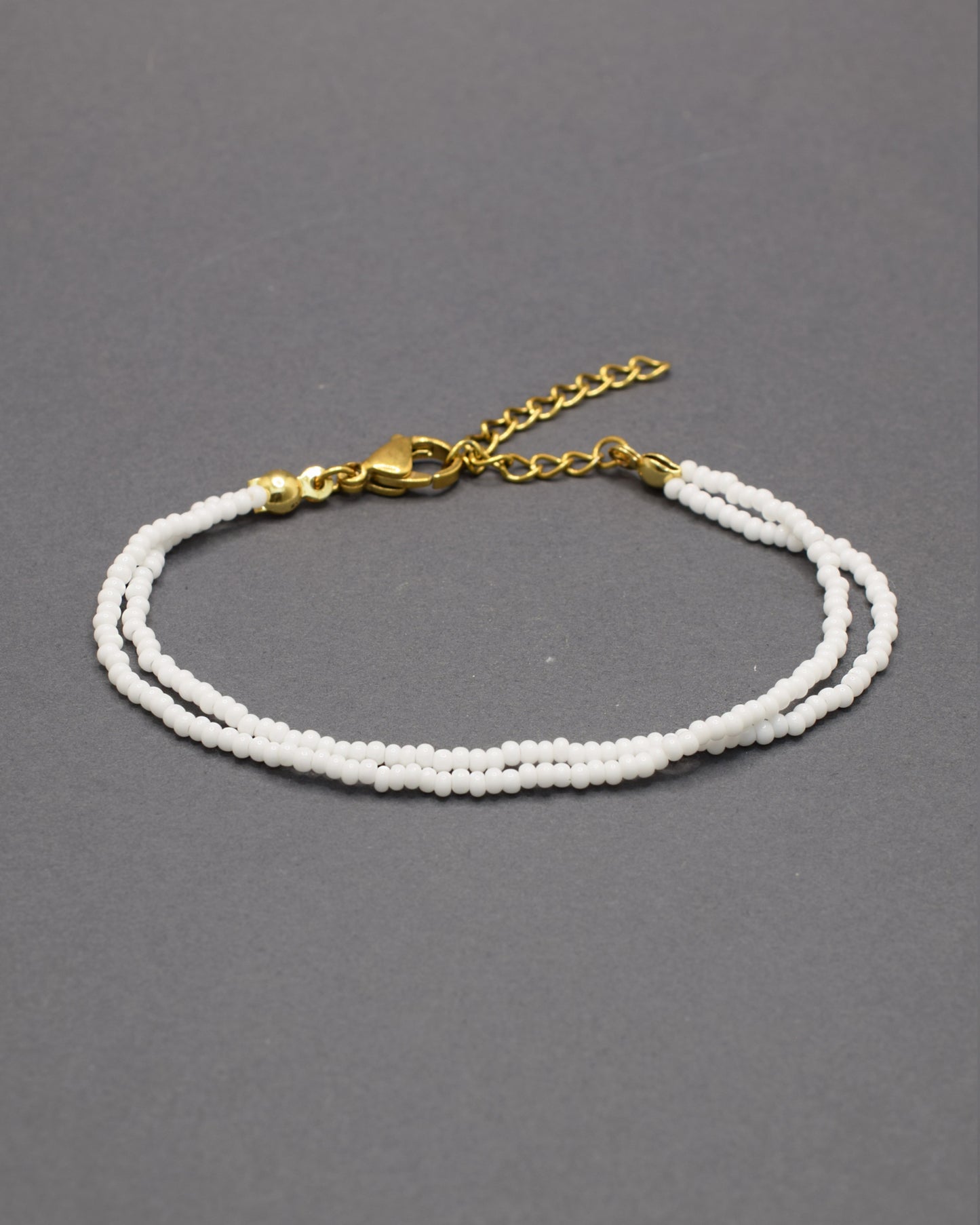 Pulseira dupla de missangas brancas. Leve e delicada, perfeita para um look minimalista e versátil, combinando com qualquer estilo.