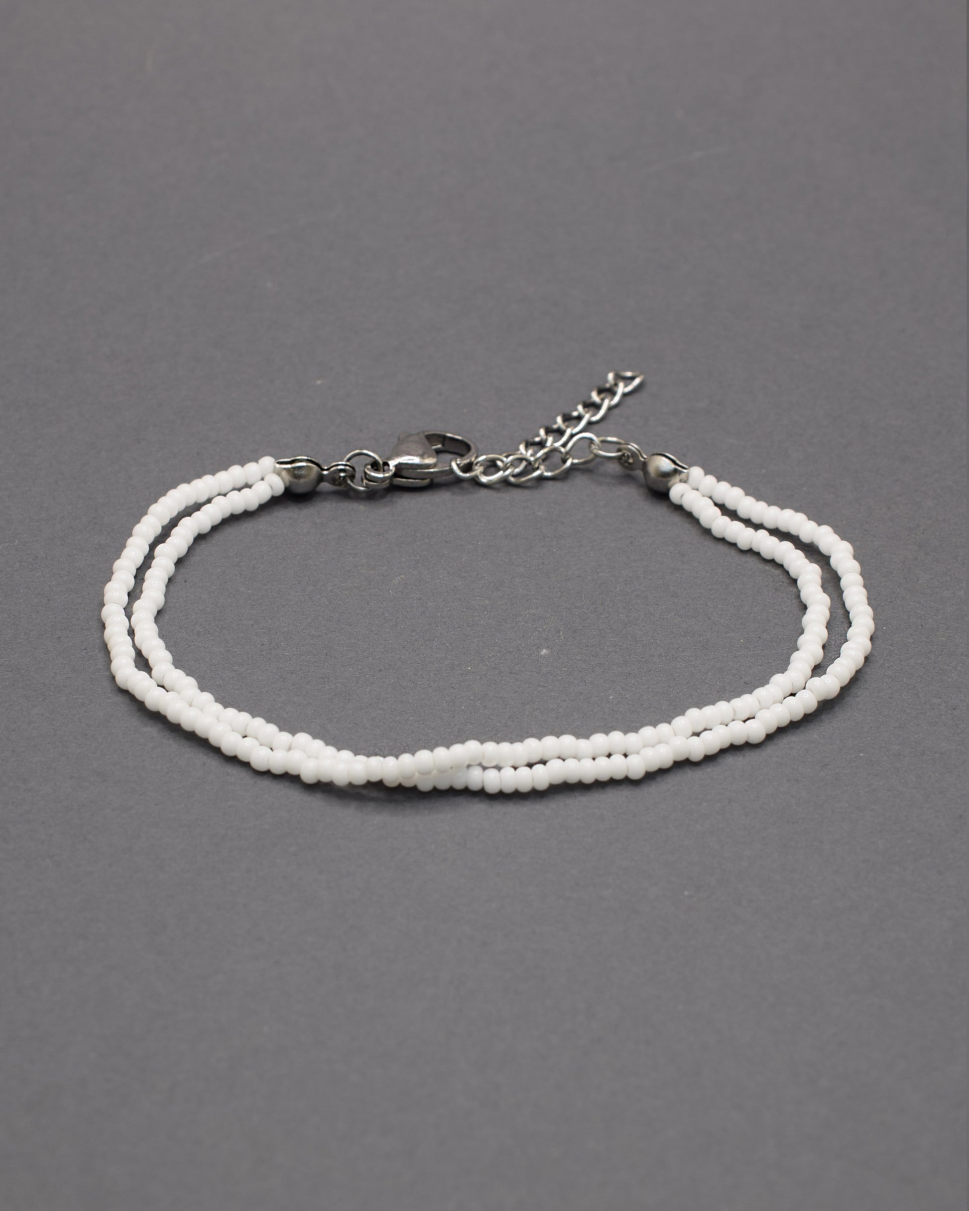 Pulseira dupla de missangas brancas. Leve e delicada, perfeita para um look minimalista e versátil, combinando com qualquer estilo.