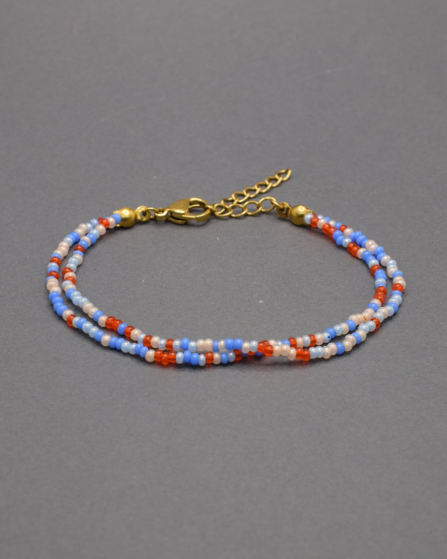 Pulseira dupla de missangas, com design vibrante e misturado. Um acessório único que traz harmonia e estilo ao seu visual.