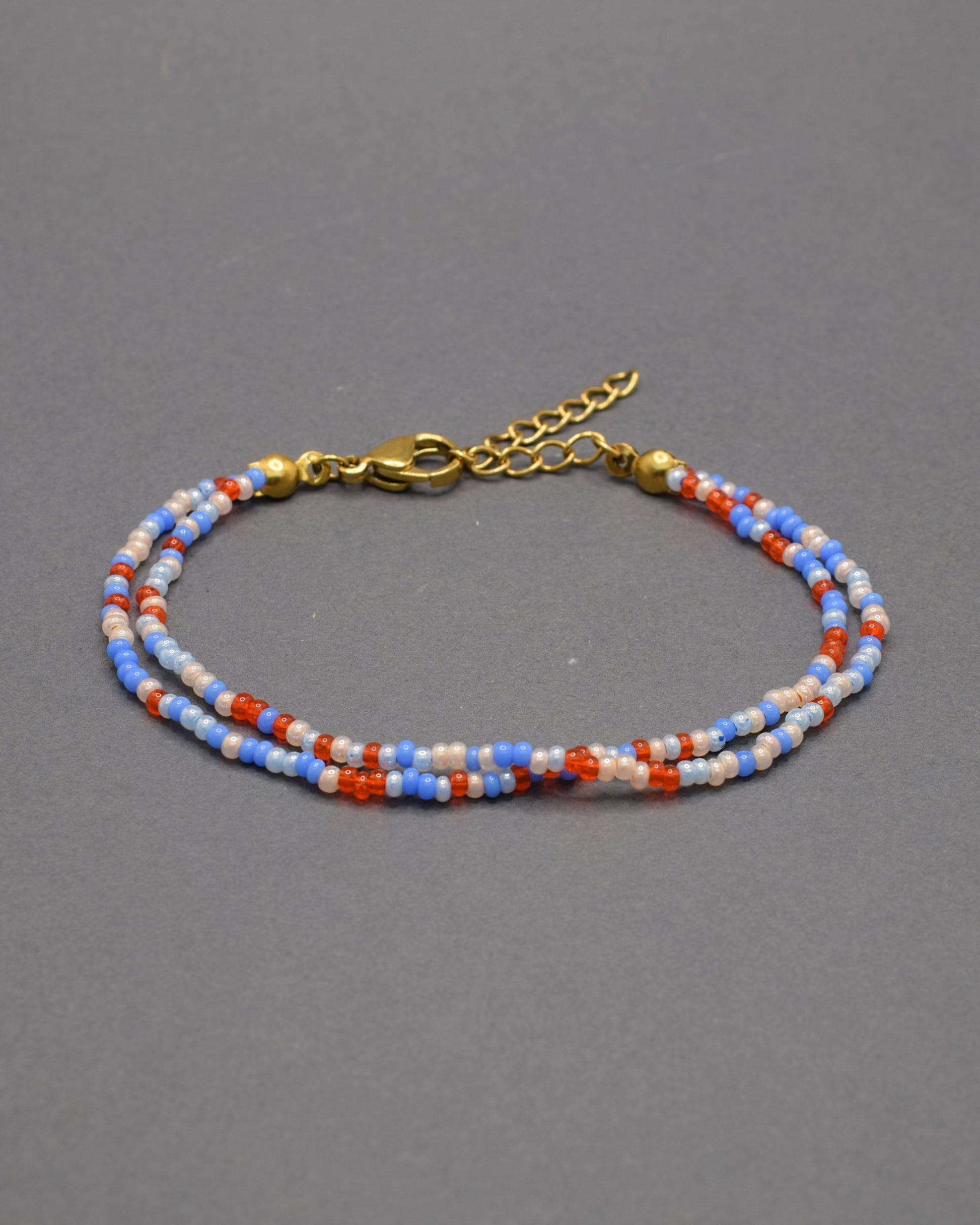 Pulseira dupla de missangas, com design vibrante e misturado. Um acessório único que traz harmonia e estilo ao seu visual.