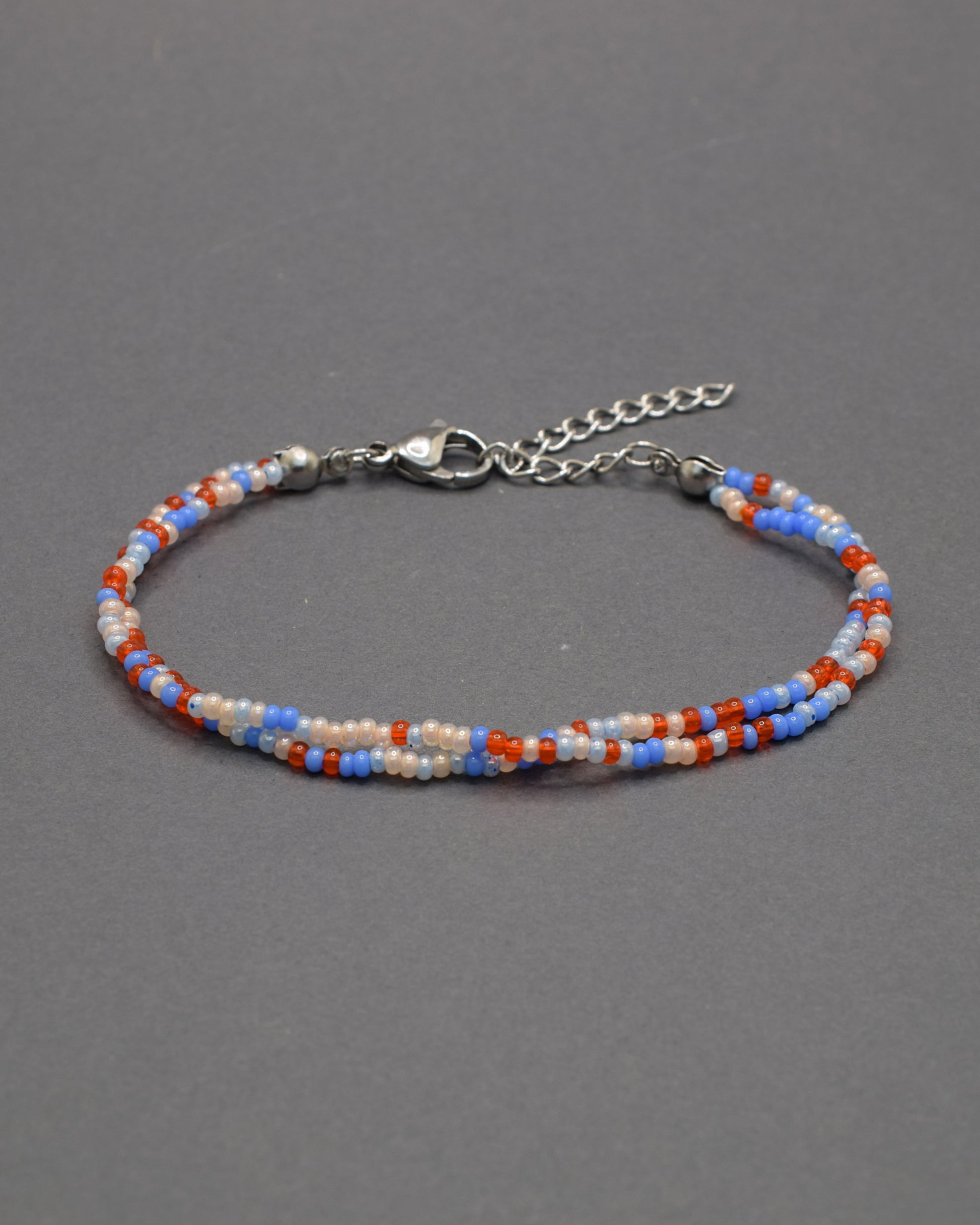 Pulseira dupla de missangas, com design vibrante e misturado. Um acessório único que traz harmonia e estilo ao seu visual.