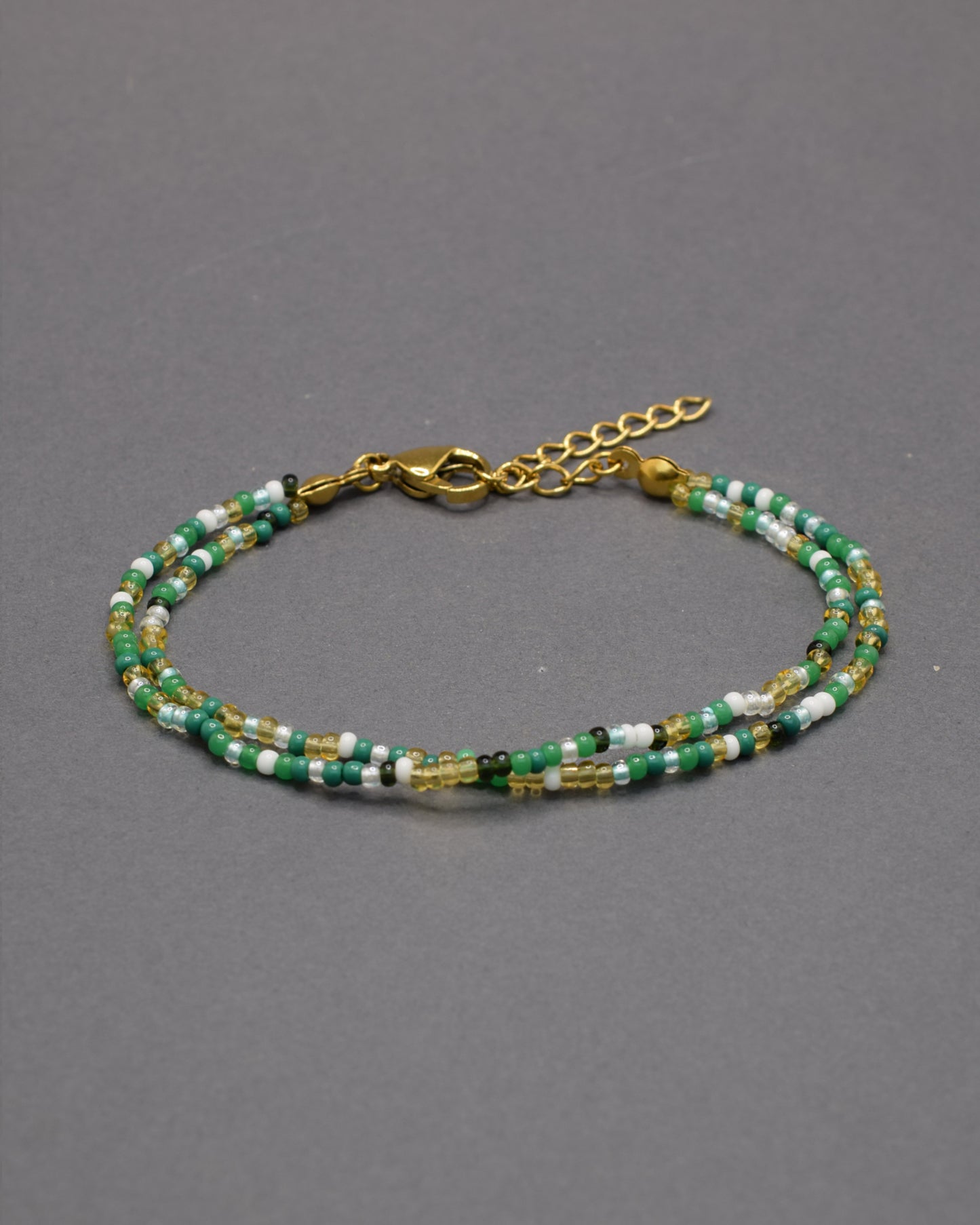 Pulseira dupla de missangas em tons de verde, com um mix equilibrado de cores para um look vibrante e harmonioso.