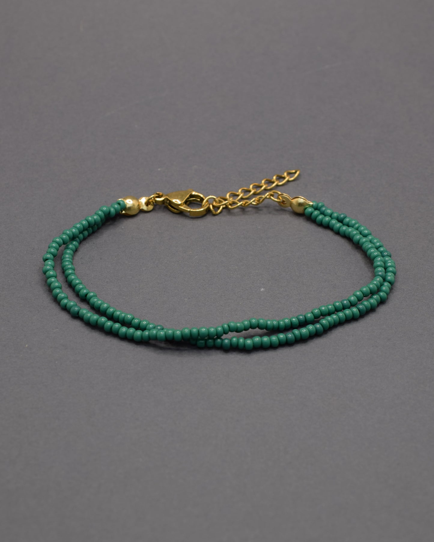 Pulseira dupla de missangas verdes. Design artesanal e elegante, ideal para um look sofisticado. Leve e versátil, perfeita para qualquer ocasião.