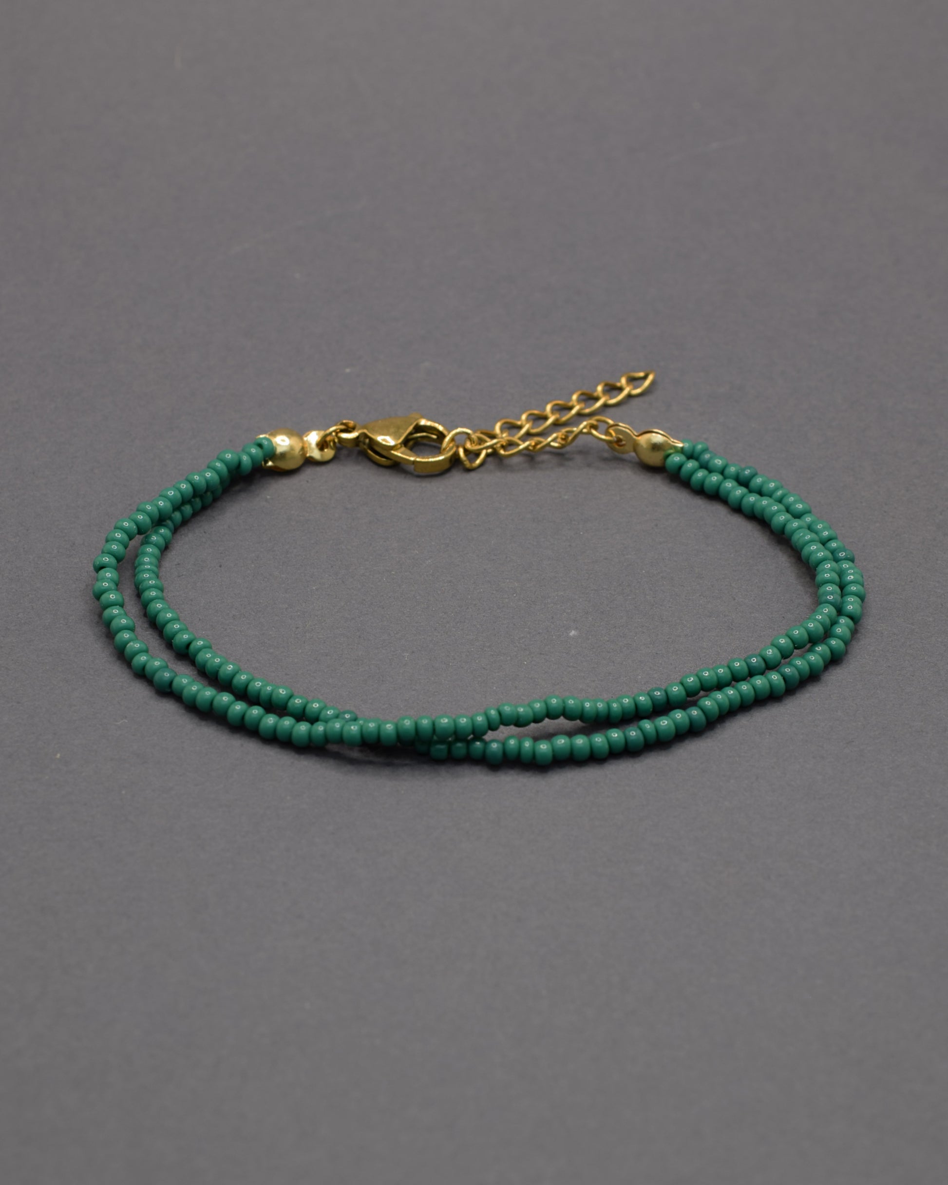 Pulseira dupla de missangas verdes. Design artesanal e elegante, ideal para um look sofisticado. Leve e versátil, perfeita para qualquer ocasião.