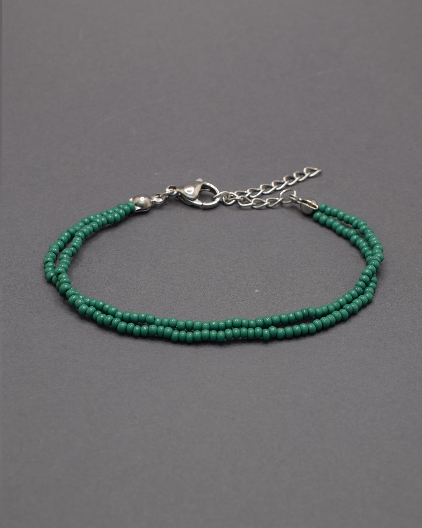 Pulseira dupla de missangas verdes. Design artesanal e elegante, ideal para um look sofisticado. Leve e versátil, perfeita para qualquer ocasião.