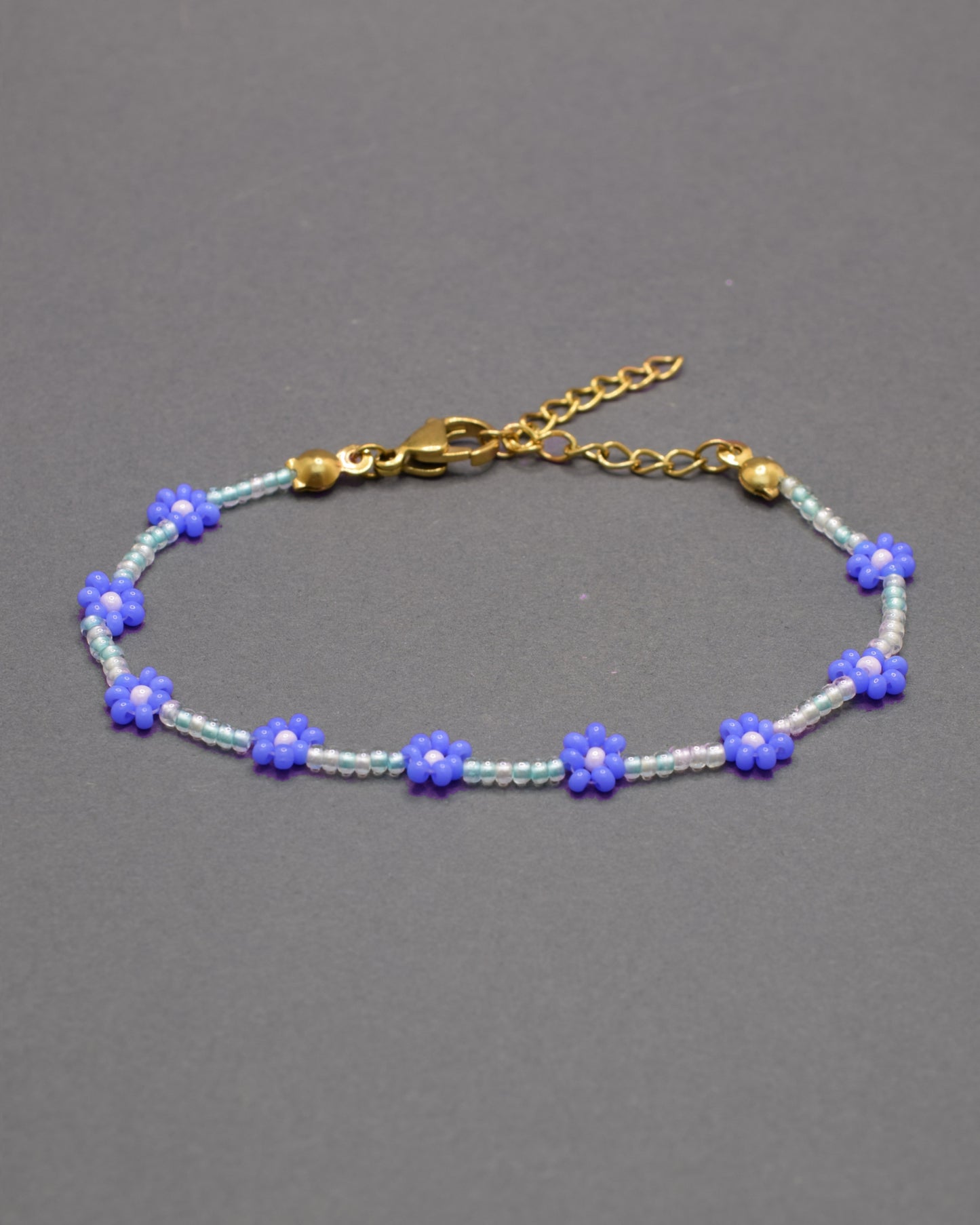 Pulseira de flores azuis com missangas mix turquesa, delicada e fresca, perfeita para realçar o teu estilo com um toque natural e vibrante.