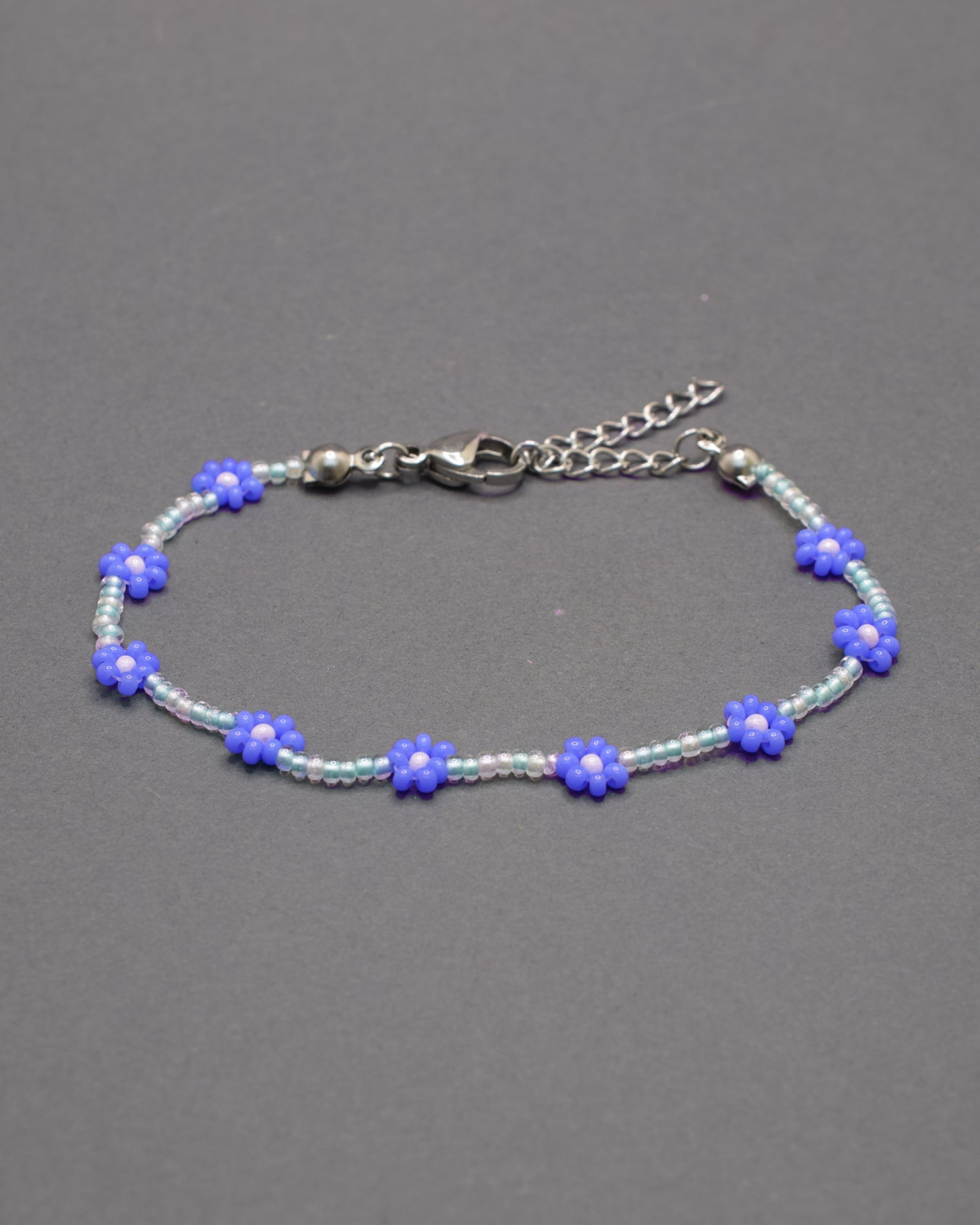 Pulseira de flores azuis com missangas mix turquesa, delicada e fresca, perfeita para realçar o teu estilo com um toque natural e vibrante.