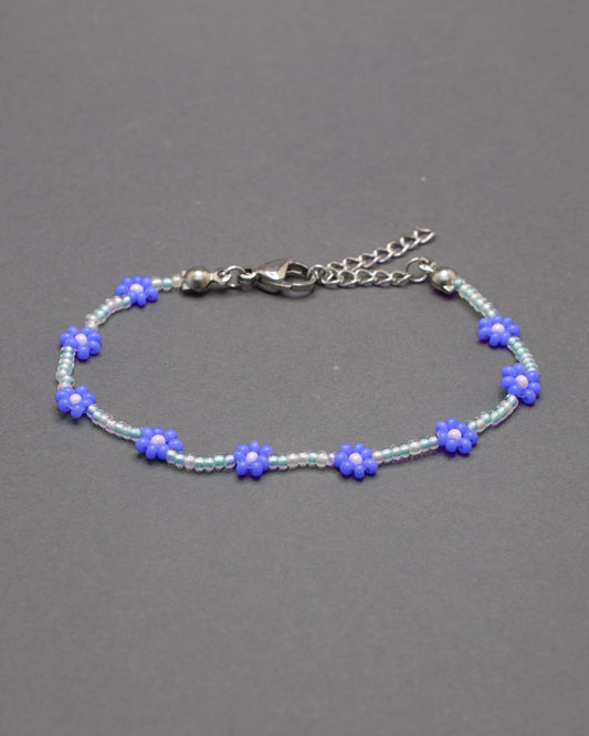 Pulseira de flores azuis com missangas mix turquesa, delicada e fresca, perfeita para realçar o teu estilo com um toque natural e vibrante.
