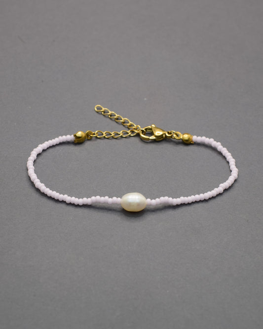 Pulseira com pérola e missangas brancas. Bijuteria delicada e elegante, ideal para um look minimalista e intemporal.
