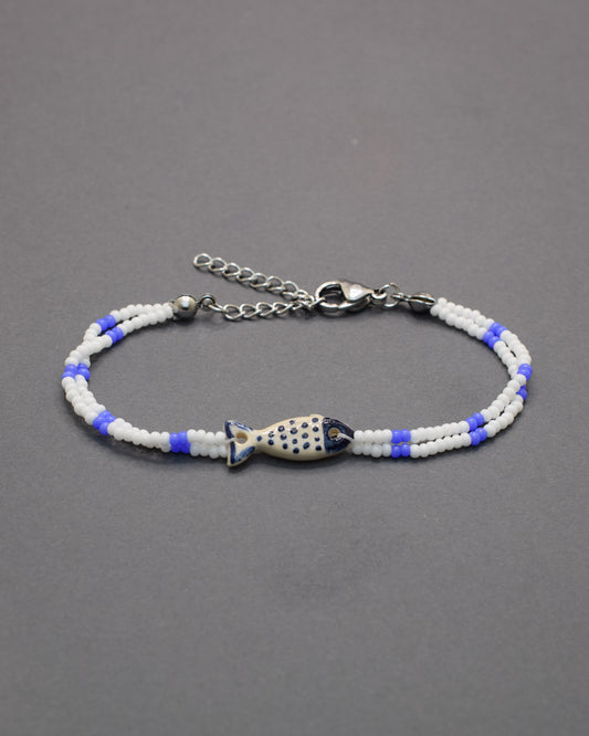 Pulseira elegante com pendente em cerâmica em forma de sardinha pintada à mão, sofisticada e autêntica, perfeita para um toque artístico e distinto.