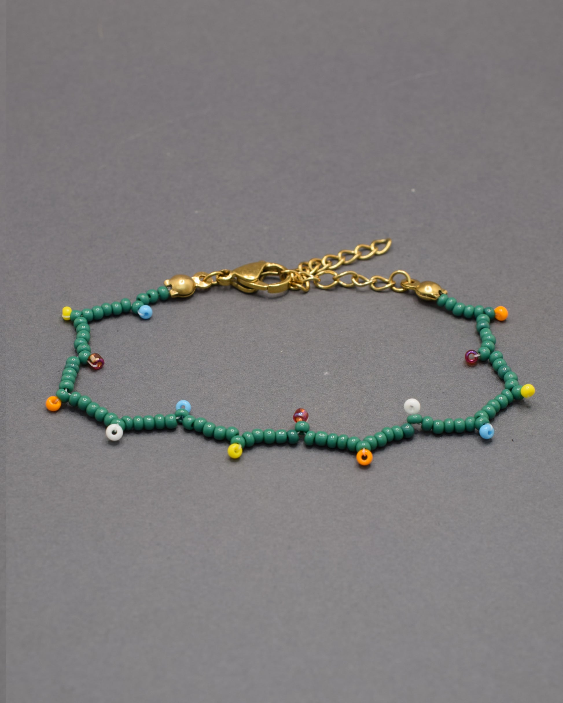 Pulseira de missangas Luzes de Natal, cheia de cores festivas e brilho delicado, ideal para complementar o espírito da época com estilo único.