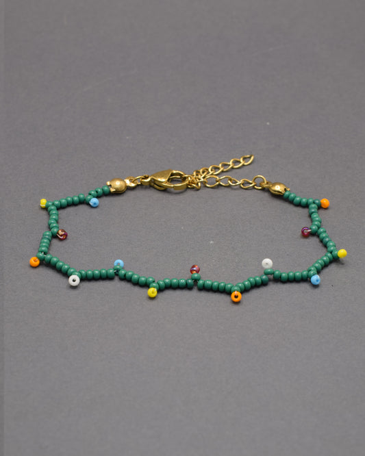 Pulseira de missangas Luzes de Natal, cheia de cores festivas e brilho delicado, ideal para complementar o espírito da época com estilo único.