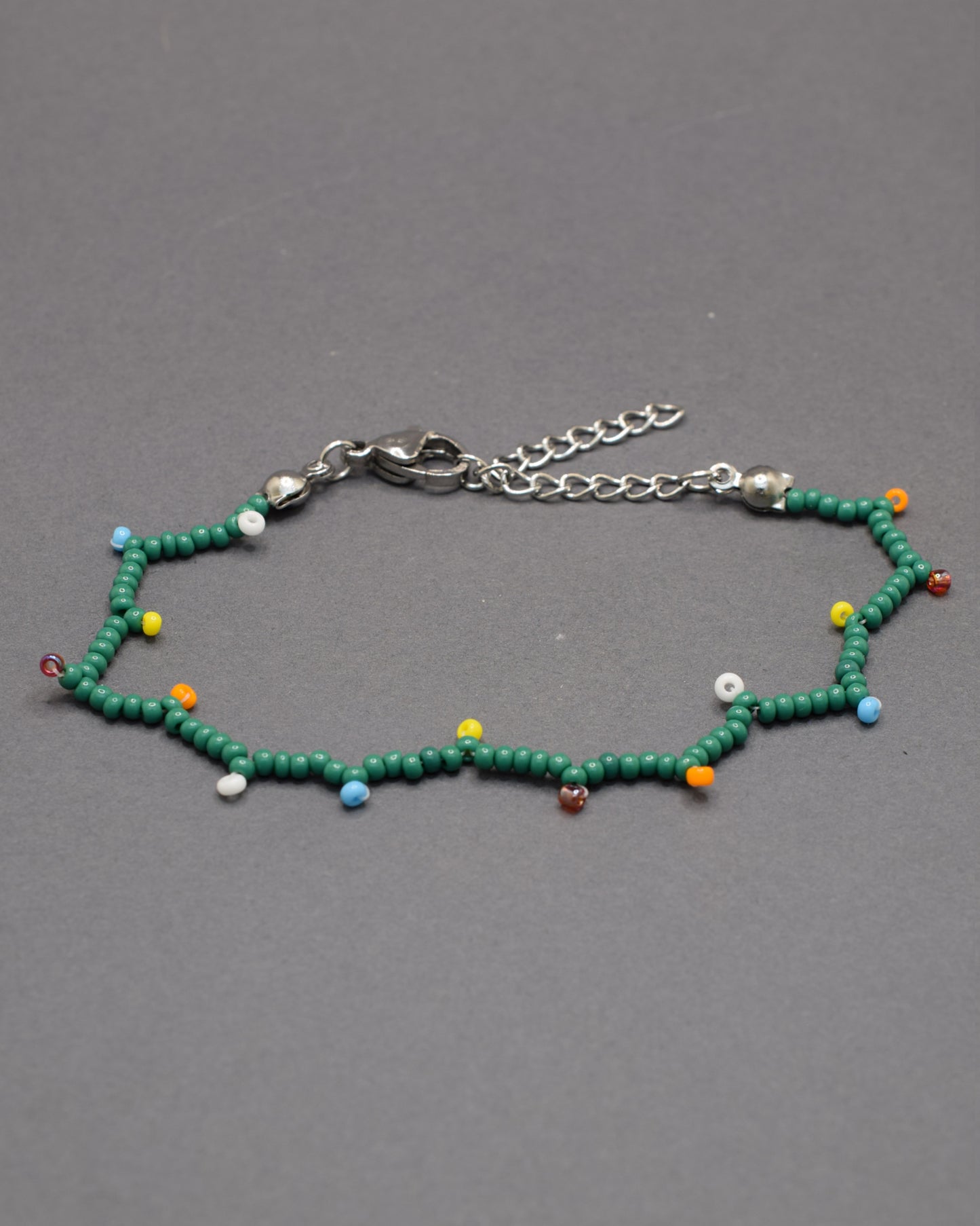 Pulseira de missangas Luzes de Natal, cheia de cores festivas e brilho delicado, ideal para complementar o espírito da época com estilo único.