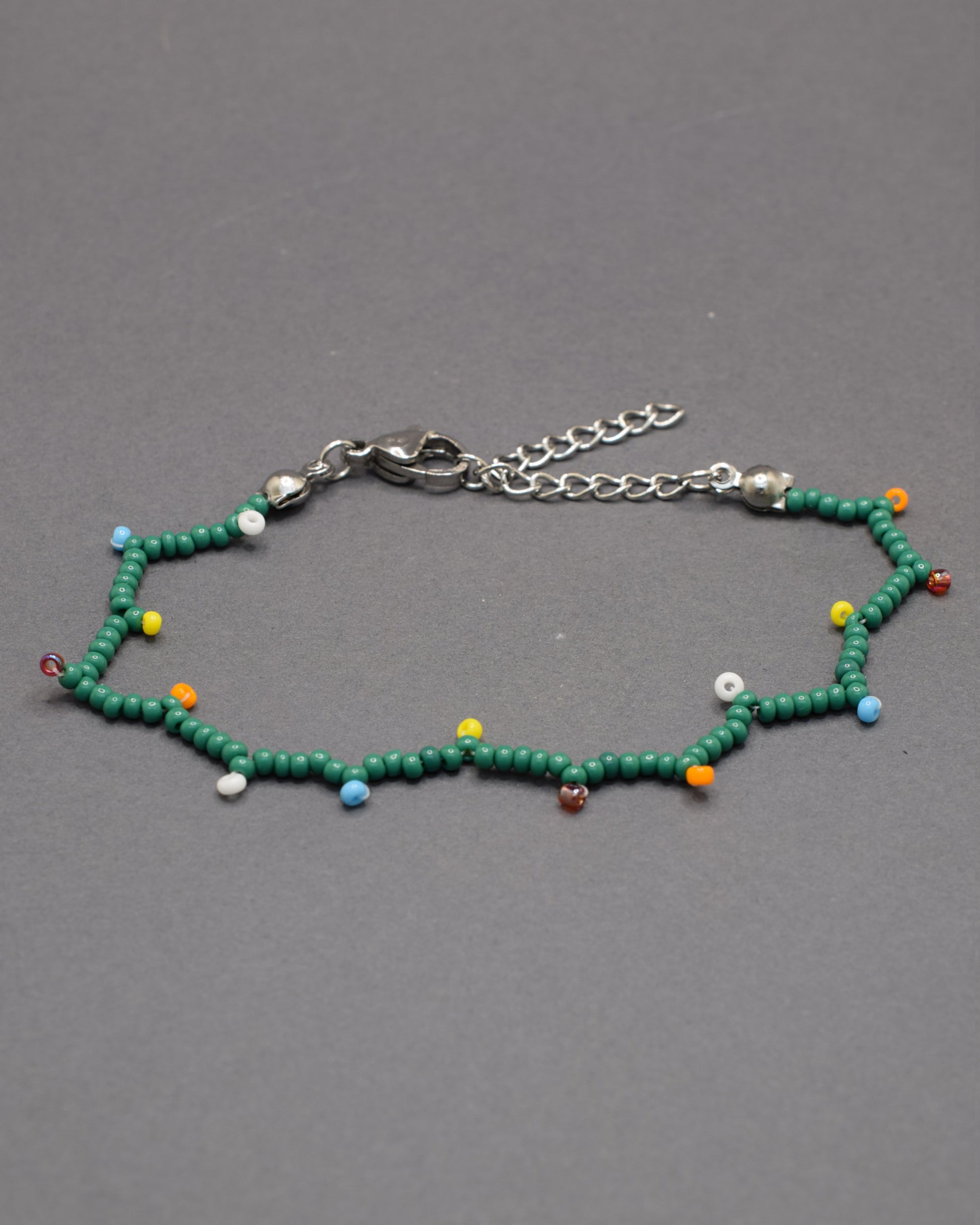 Pulseira de missangas Luzes de Natal, cheia de cores festivas e brilho delicado, ideal para complementar o espírito da época com estilo único.