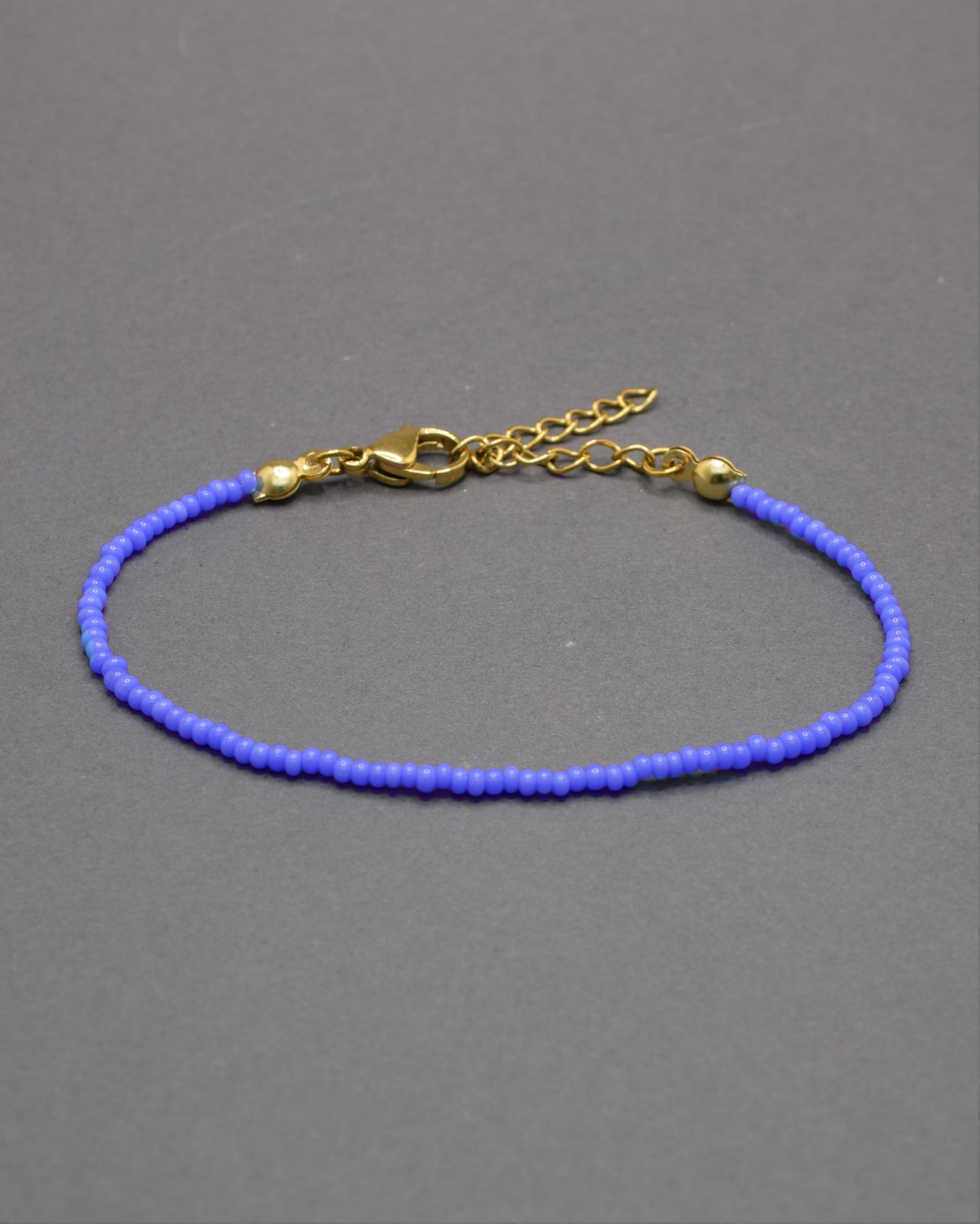 Pulseira de missangas azul neon. Leve e vibrante, ideal para um look colorido e descontraído, perfeita para combinar com qualquer estilo.