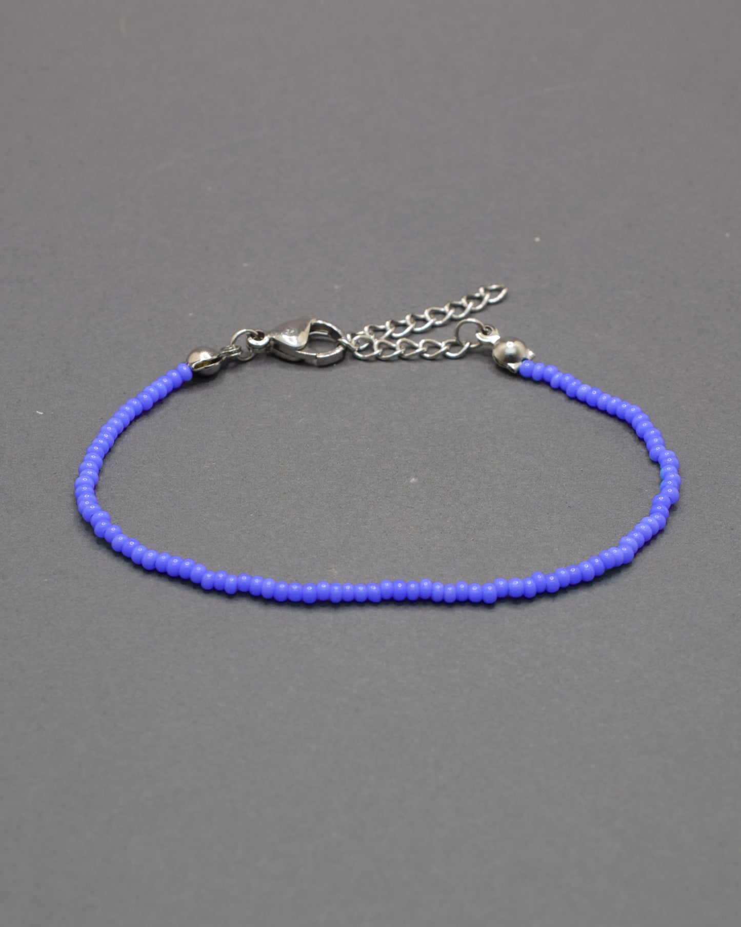 Pulseira de missangas azul neon. Leve e vibrante, ideal para um look colorido e descontraído, perfeita para combinar com qualquer estilo.