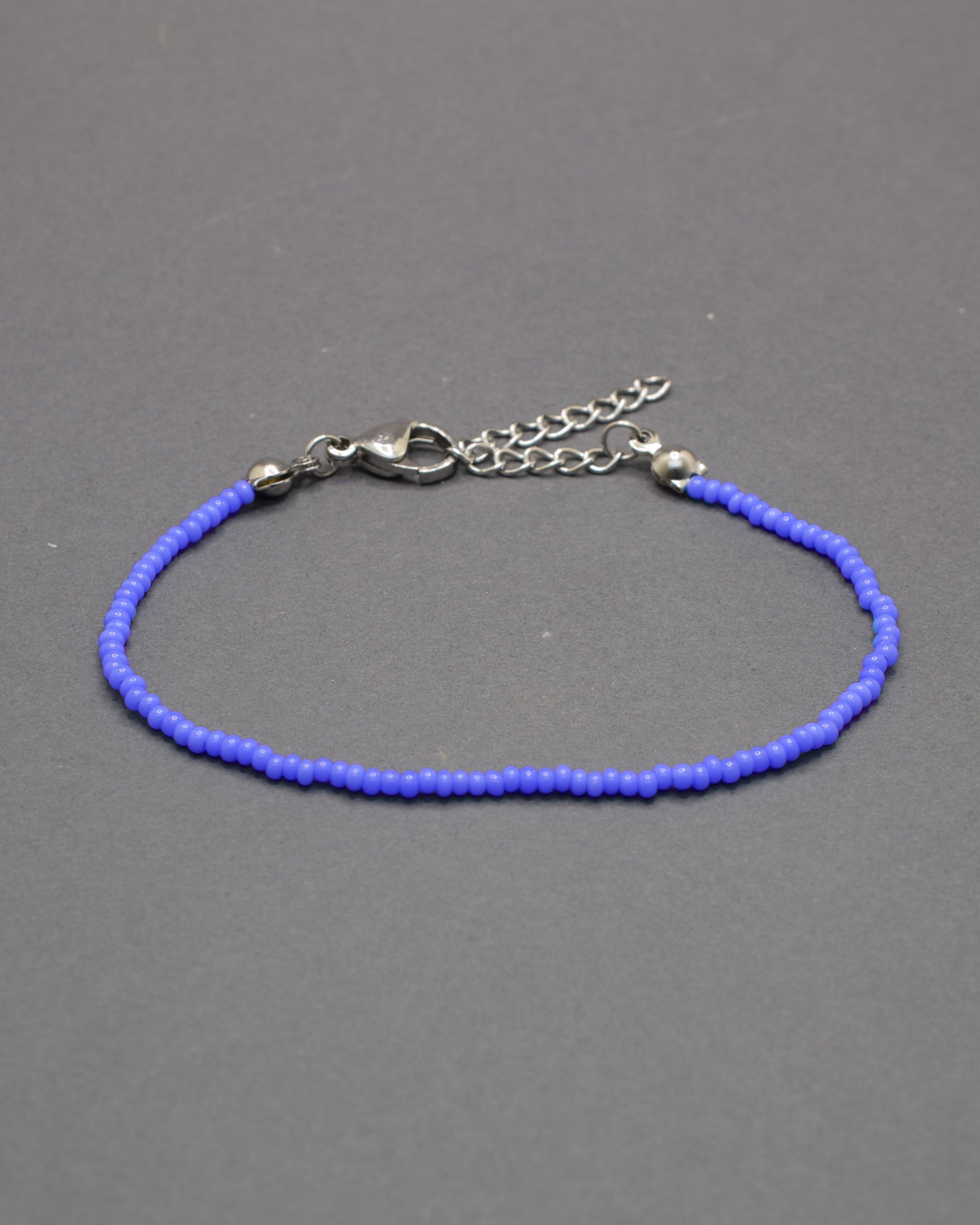 Pulseira de missangas azul neon. Leve e vibrante, ideal para um look colorido e descontraído, perfeita para combinar com qualquer estilo.