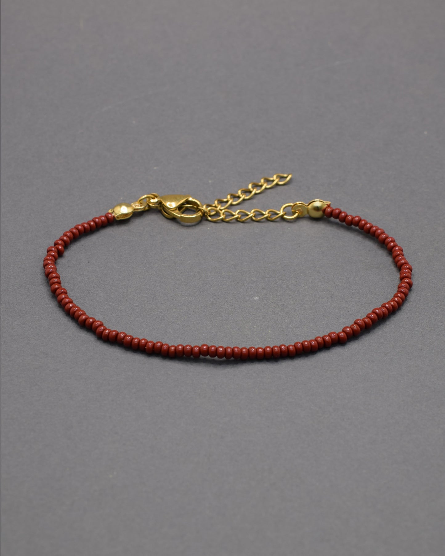 Pulseira de Missangas Bordô, com design sofisticado e elegante. Perfeita para complementar o seu look com estilo.