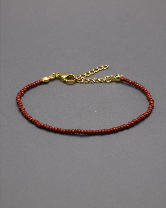 Pulseira de Missangas Bordô, com design sofisticado e elegante. Perfeita para complementar o seu look com estilo.