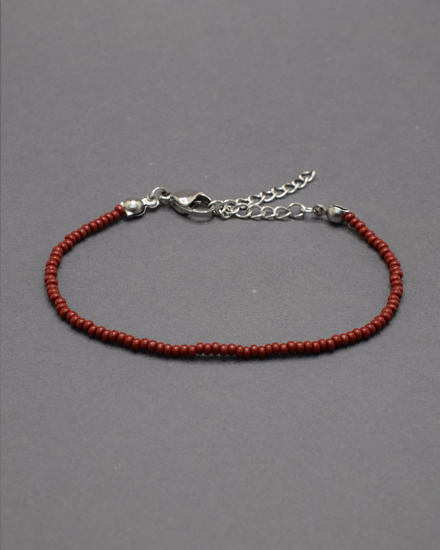 Pulseira de Missangas Bordô, com design sofisticado e elegante. Perfeita para complementar o seu look com estilo.