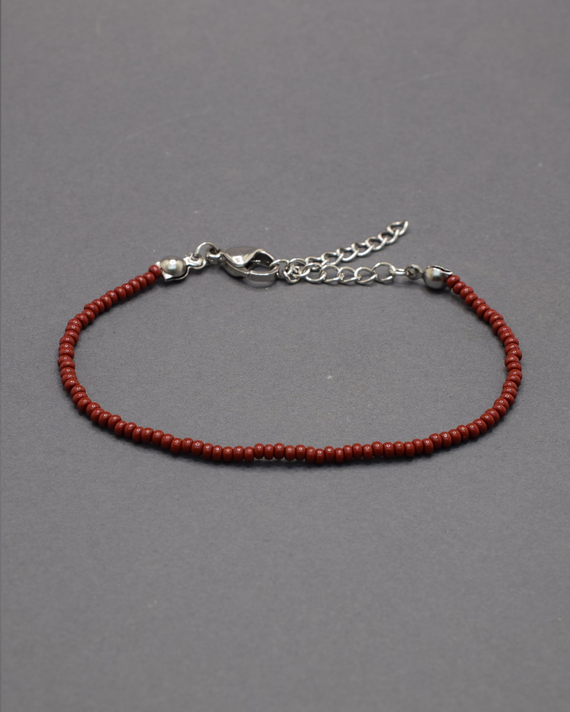 Pulseira de Missangas Bordô, com design sofisticado e elegante. Perfeita para complementar o seu look com estilo.