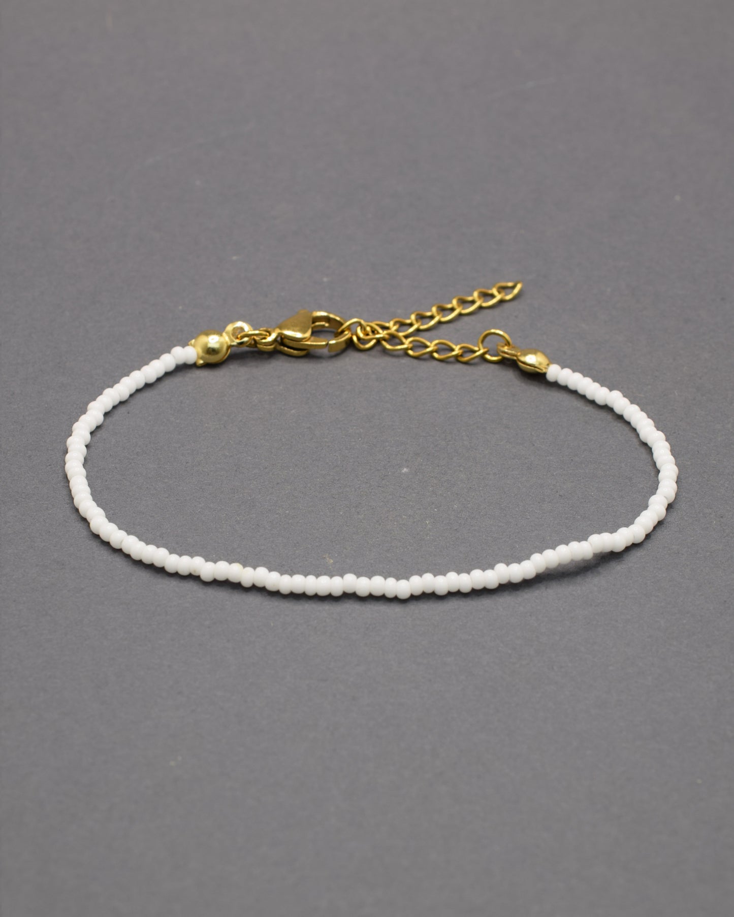 Pulseira de missangas brancas. Leve e delicada, perfeita para um look minimalista e versátil, combinando com qualquer estilo.
