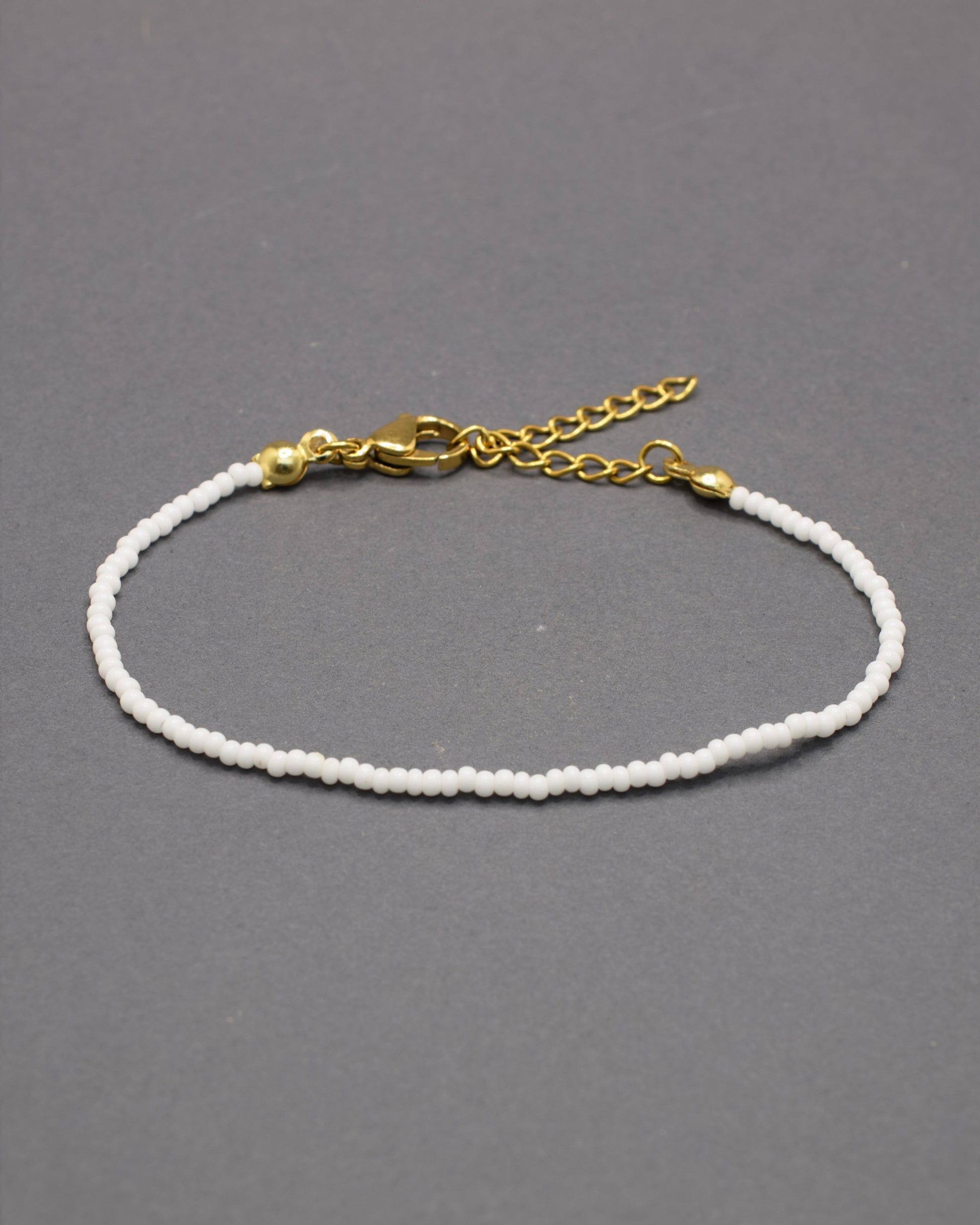 Pulseira de missangas brancas. Leve e delicada, perfeita para um look minimalista e versátil, combinando com qualquer estilo.