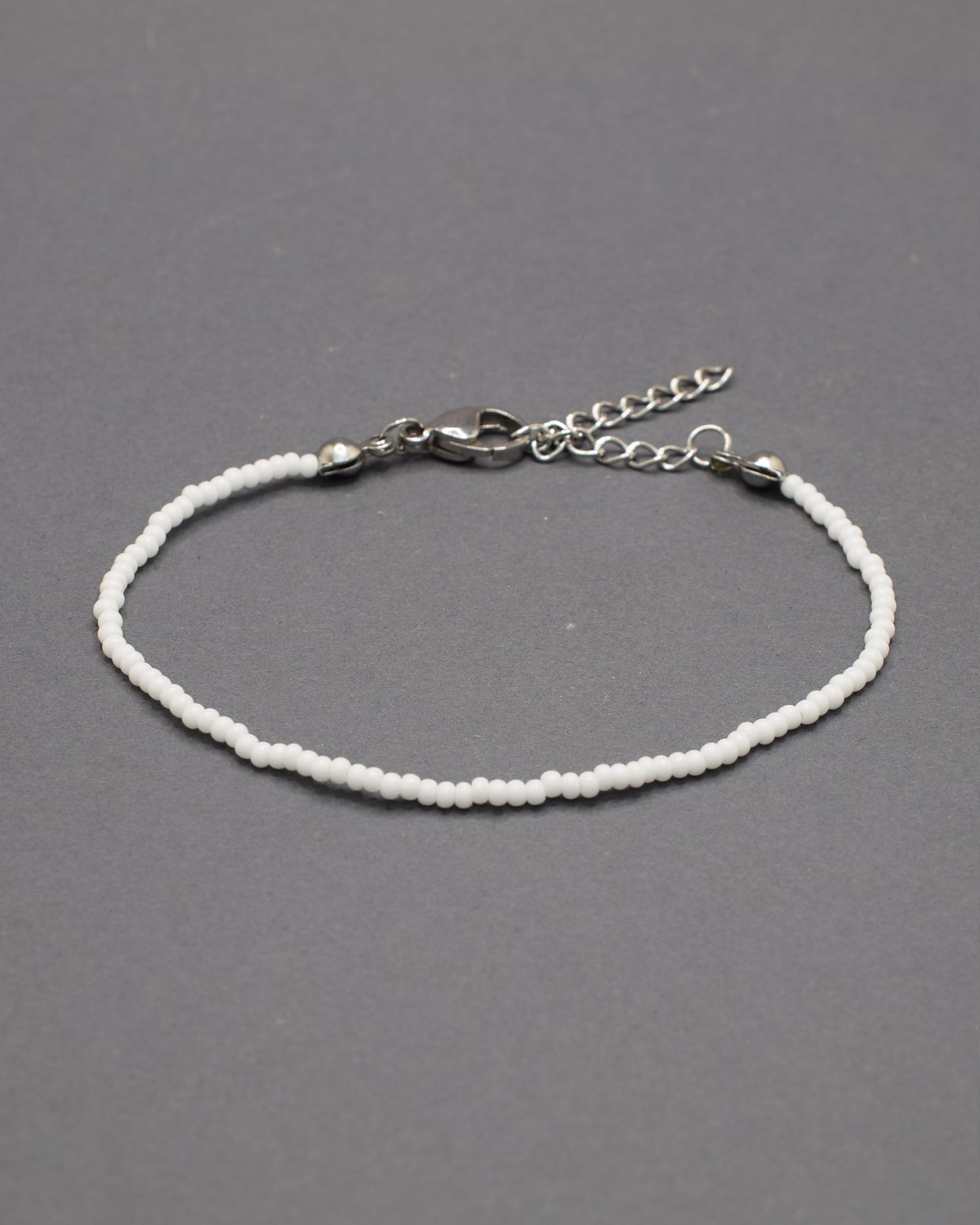 Pulseira de missangas brancas. Leve e delicada, perfeita para um look minimalista e versátil, combinando com qualquer estilo.