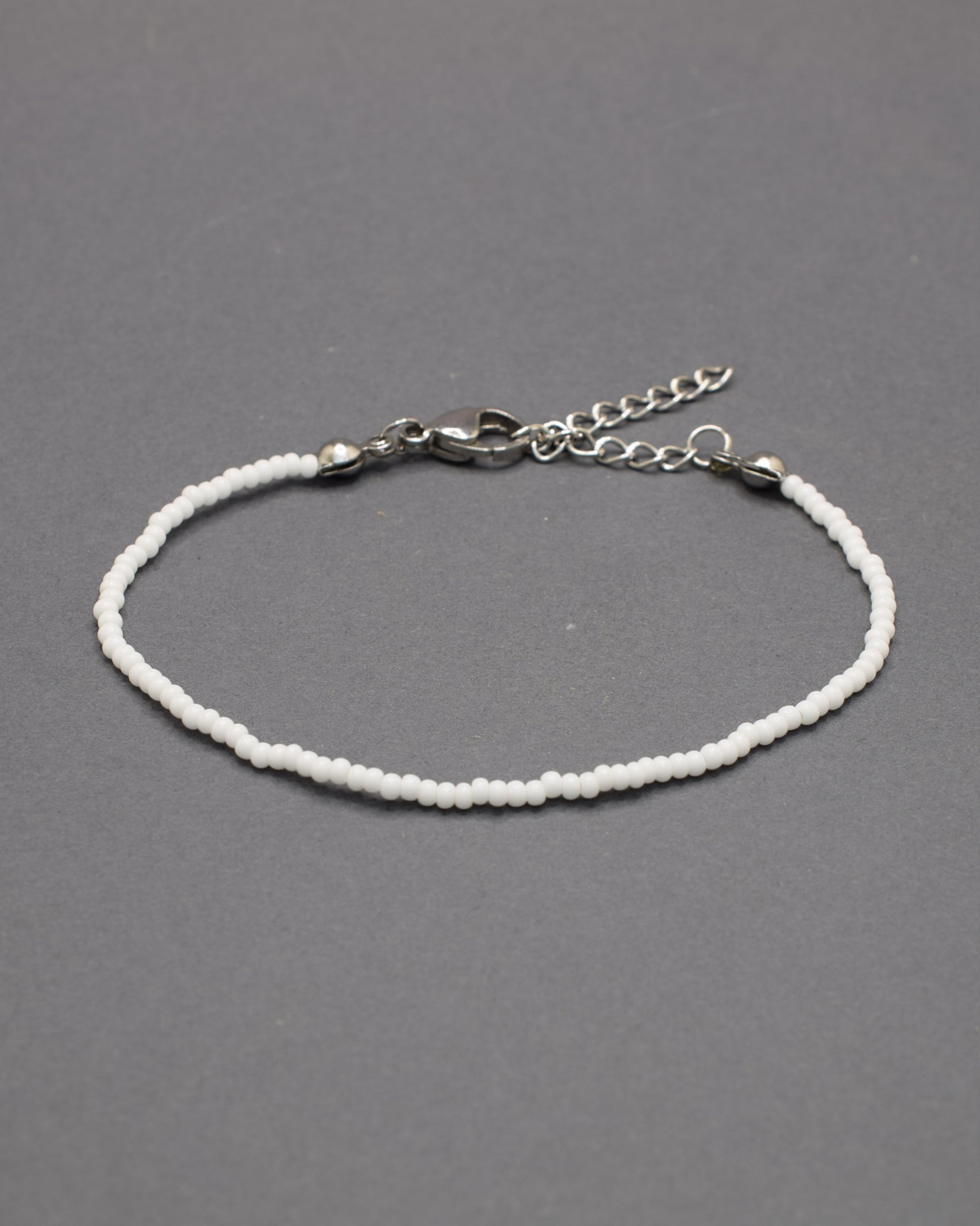 Pulseira de missangas brancas. Leve e delicada, perfeita para um look minimalista e versátil, combinando com qualquer estilo.
